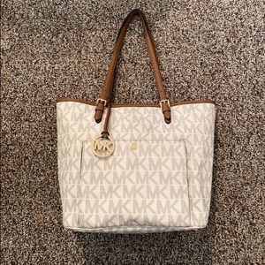 MK JET SET SIGNATURE SHOULDER BAG, VANILLA, MEDIUM